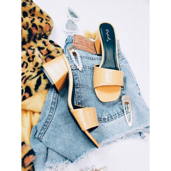 Price firm!Cutie Pie yellow croc print mule sandal - Picture 2 of 7